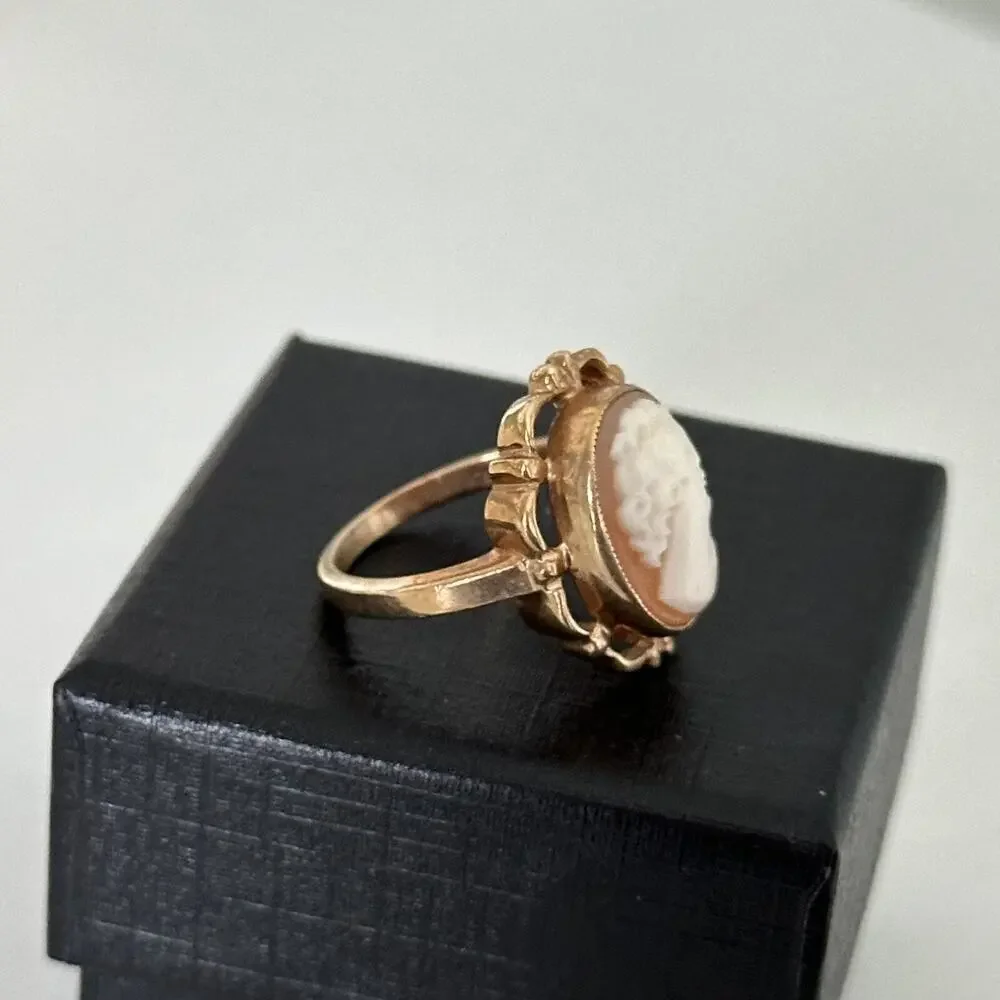 Vintage 10K Yellow Gold Genuine Cameo Shell Hand Carved Ladies Band Ring Size 5